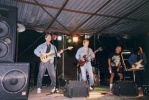 Kapela při hraní – 1998